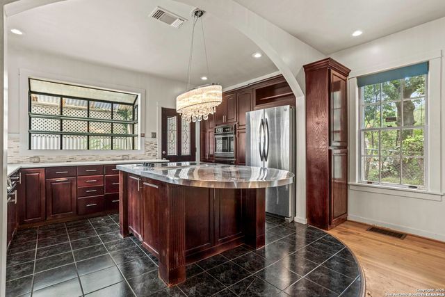 527 KINGS CT, San Antonio, TX 78212