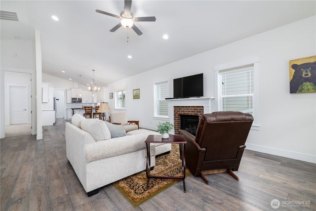 40 E Cedarland Lane, Allyn, WA 98524