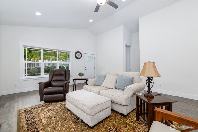 40 E Cedarland Lane, Allyn, WA 98524