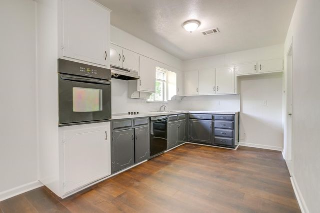 128 SE Robert Street, Burleson, TX 76028