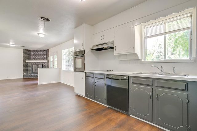 128 SE Robert Street, Burleson, TX 76028
