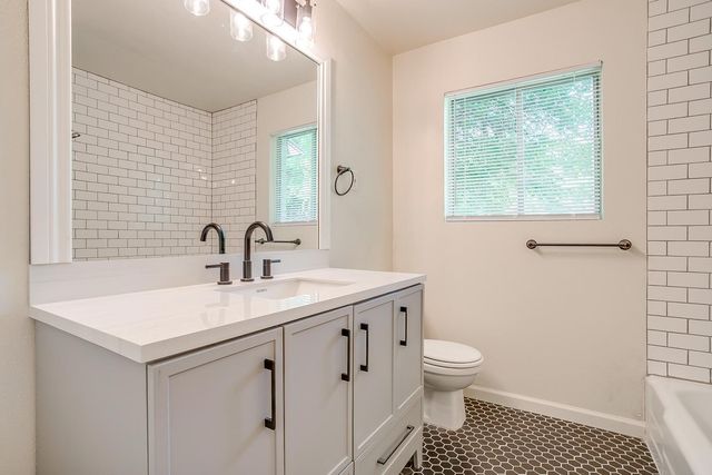 128 SE Robert Street, Burleson, TX 76028