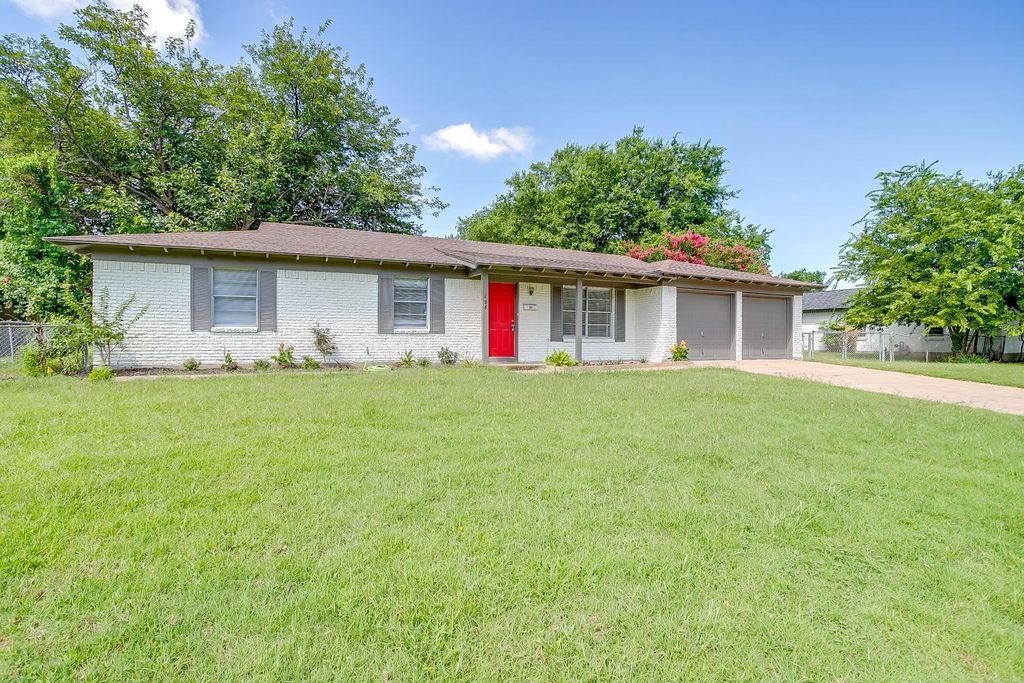 128 SE Robert Street, Burleson, TX 76028