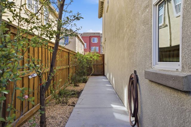 2069 Camino Real Way, Roseville, CA 95747