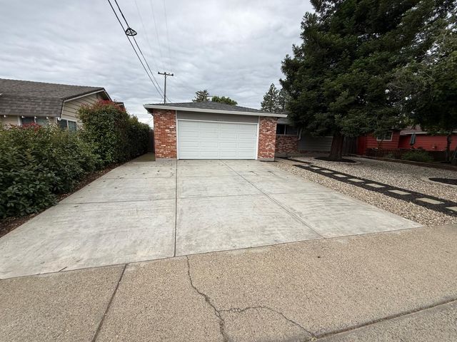 3006 Chestnut Hill Dr, Sacramento, CA 95826