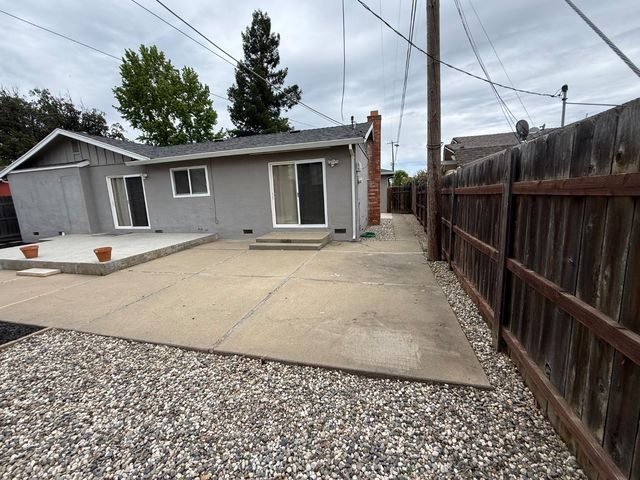 3006 Chestnut Hill Dr, Sacramento, CA 95826