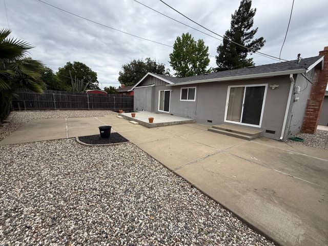 3006 Chestnut Hill Dr, Sacramento, CA 95826