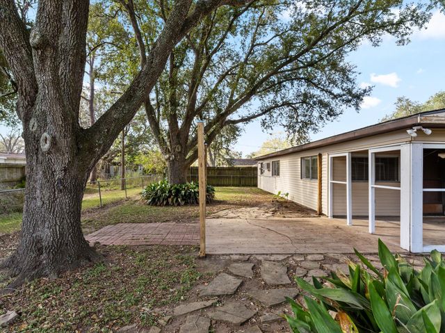 2728 Encino Avenue, Bay City, TX 77414