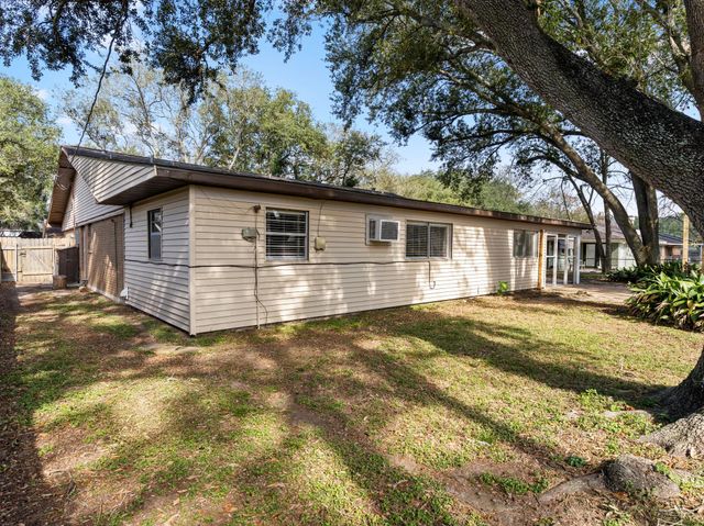 2728 Encino Avenue, Bay City, TX 77414