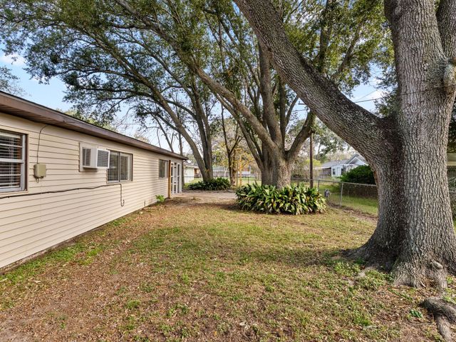 2728 Encino Avenue, Bay City, TX 77414