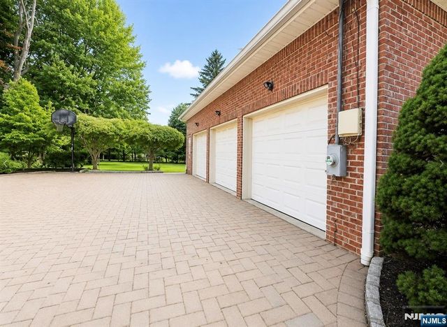 604 Grandview Terrace, Franklin Lakes, NJ 07417