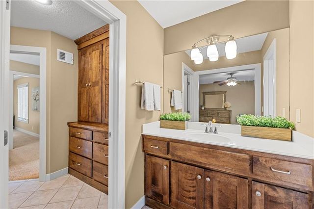 19013 W 98th Terrace, Lenexa, KS 66220