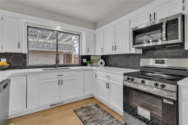 9116 Lansbrook Lane, Oklahoma City, OK 73132