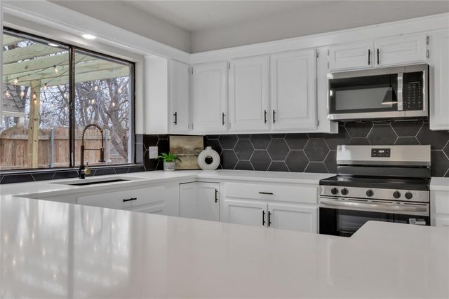 9116 Lansbrook Lane, Oklahoma City, OK 73132