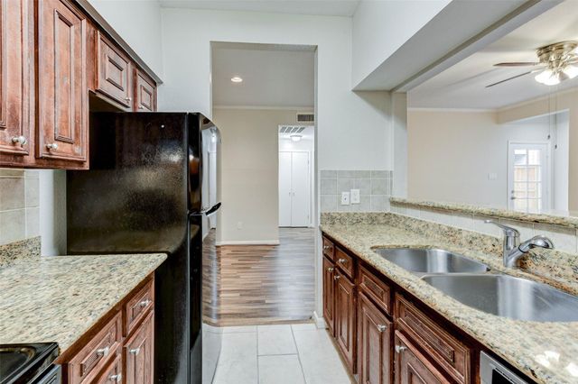 2001 Bering Drive H1, Houston, TX 77057