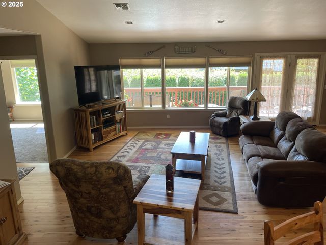 270 Nw BULLDOG Dr, Stevenson, WA 98648