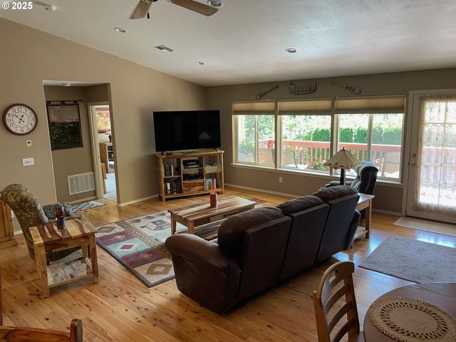 270 Nw BULLDOG Dr, Stevenson, WA 98648