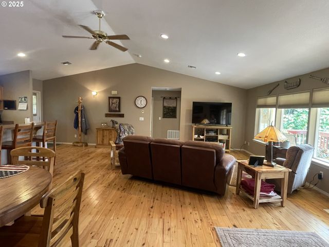 270 Nw BULLDOG Dr, Stevenson, WA 98648