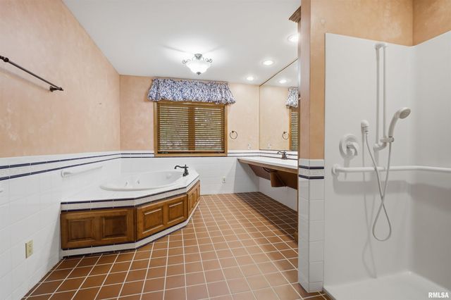 721 W DEERBROOK Drive, Peoria, IL 61615