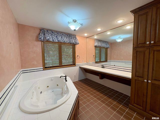 721 W DEERBROOK Drive, Peoria, IL 61615