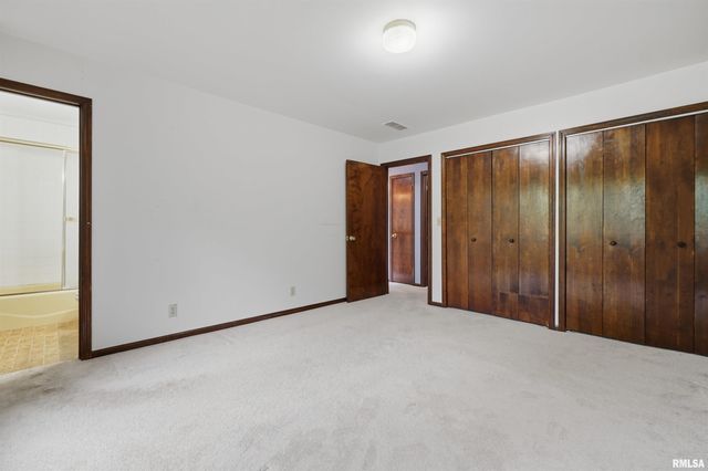 721 W DEERBROOK Drive, Peoria, IL 61615