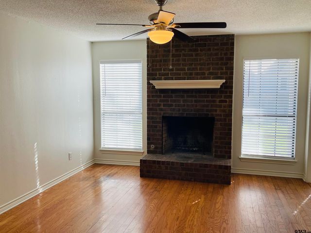 943 Creek Side Dr, Tyler, TX 75703