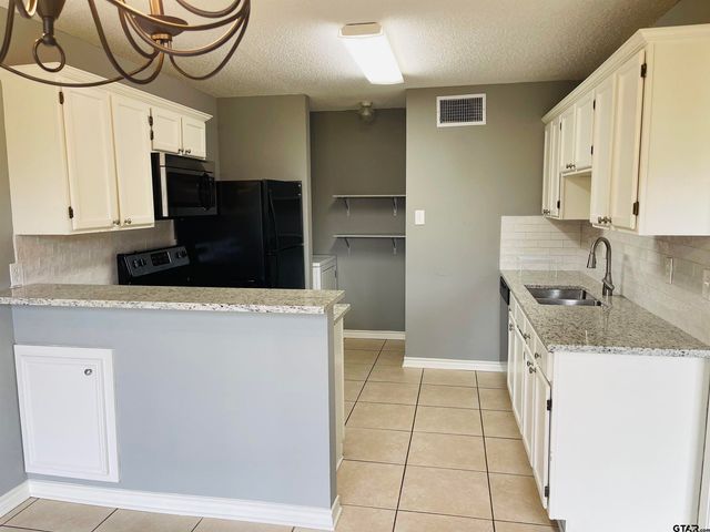 943 Creek Side Dr, Tyler, TX 75703