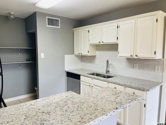 943 Creek Side Dr, Tyler, TX 75703