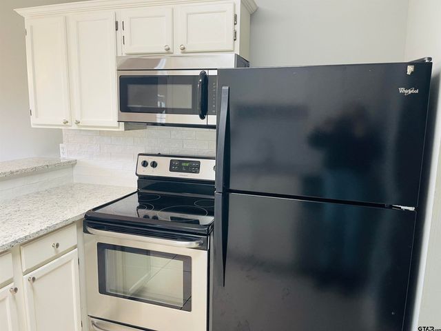 943 Creek Side Dr, Tyler, TX 75703