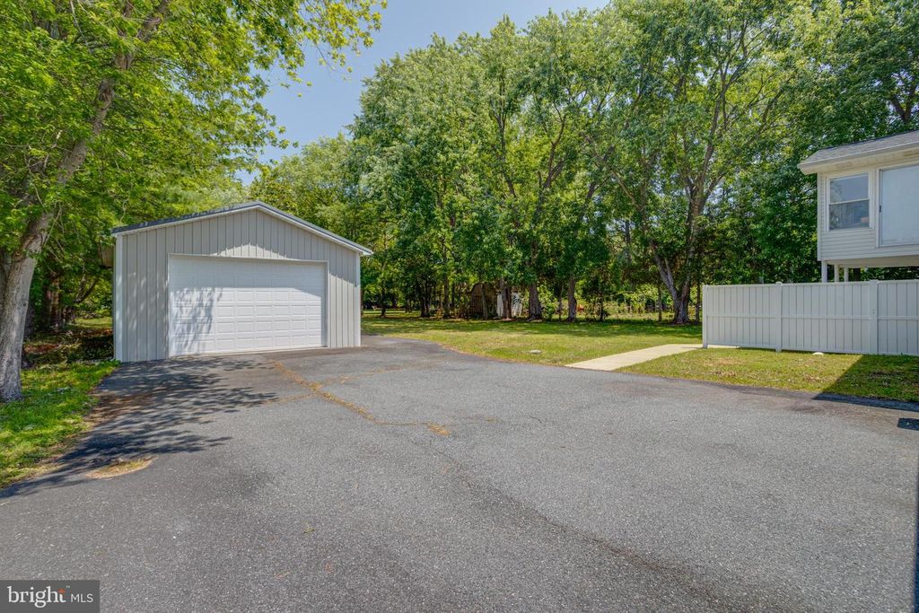 Image 67 of property listing at 114 CEDAR RD, Chester, MD 21619