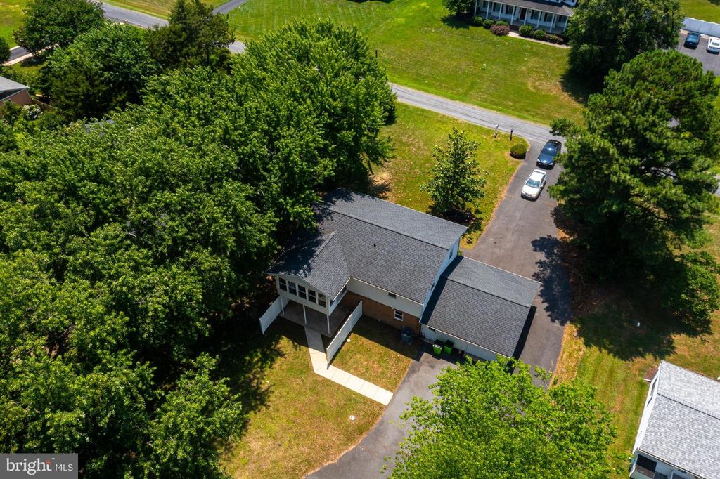 Image 77 of property listing at 114 CEDAR RD, Chester, MD 21619