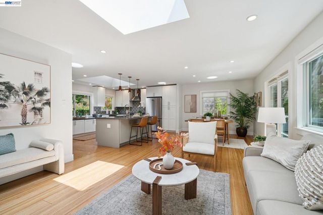 29 Eastwood Ct, Oakland, CA 94611