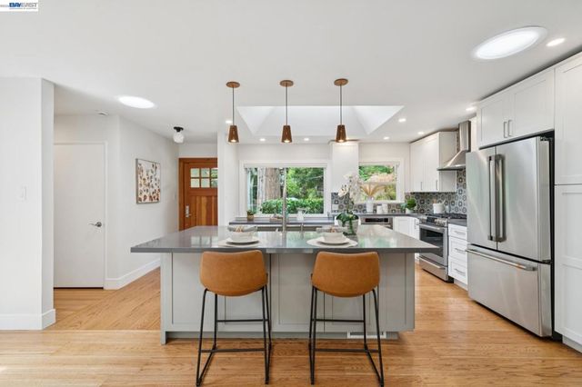 29 Eastwood Ct, Oakland, CA 94611