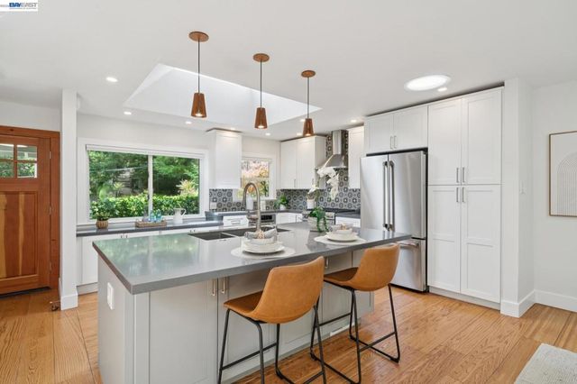29 Eastwood Ct, Oakland, CA 94611