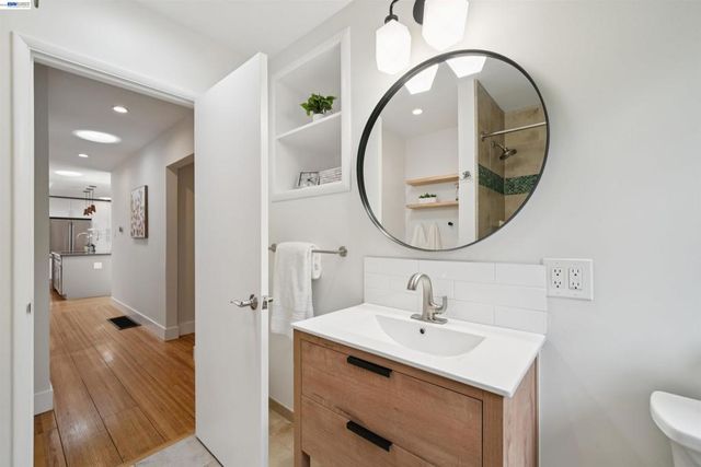 29 Eastwood Ct, Oakland, CA 94611
