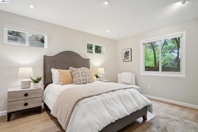 29 Eastwood Ct, Oakland, CA 94611