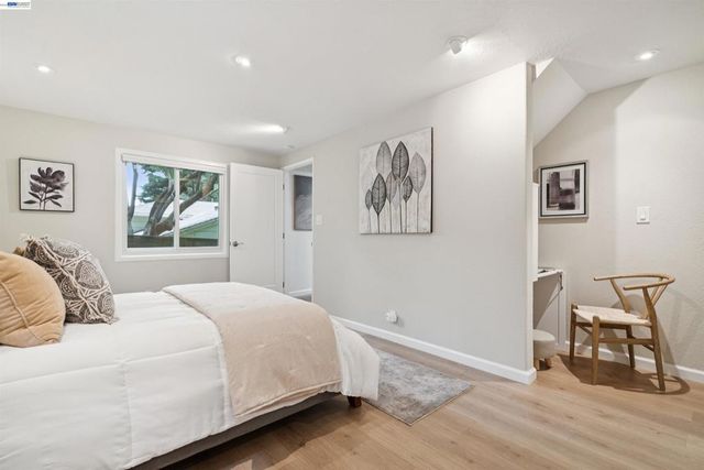 29 Eastwood Ct, Oakland, CA 94611