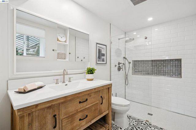29 Eastwood Ct, Oakland, CA 94611