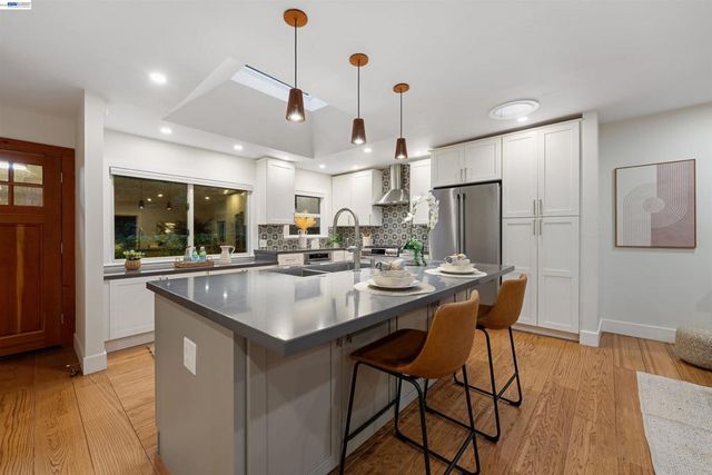 29 Eastwood Ct, Oakland, CA 94611