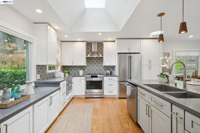 29 Eastwood Ct, Oakland, CA 94611