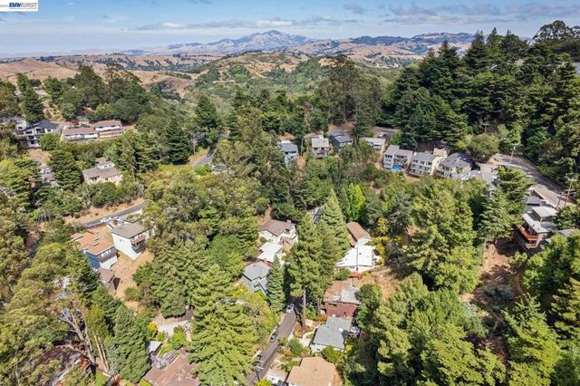 29 Eastwood Ct, Oakland, CA 94611