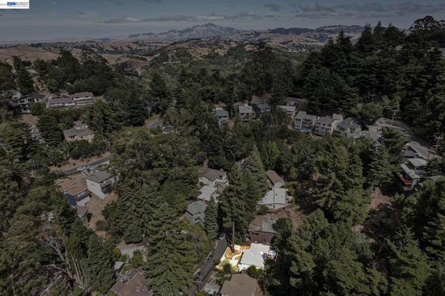 29 Eastwood Ct, Oakland, CA 94611