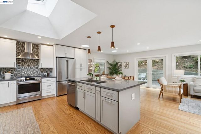 29 Eastwood Ct, Oakland, CA 94611