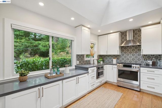29 Eastwood Ct, Oakland, CA 94611