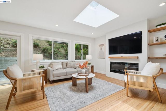 29 Eastwood Ct, Oakland, CA 94611