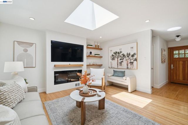29 Eastwood Ct, Oakland, CA 94611