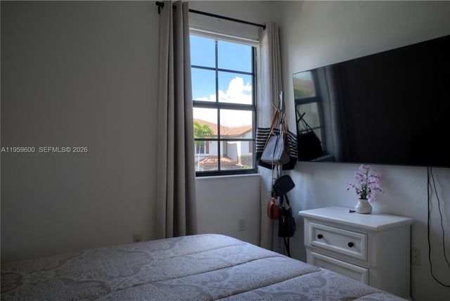 8915 W 35th Ave, Hialeah, FL 33018