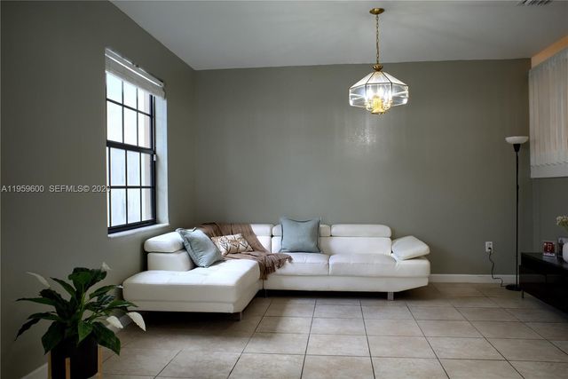 8915 W 35th Ave, Hialeah, FL 33018