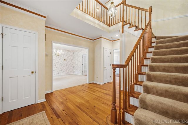 501 Pin Oak Court, St. Charles, IL 60174