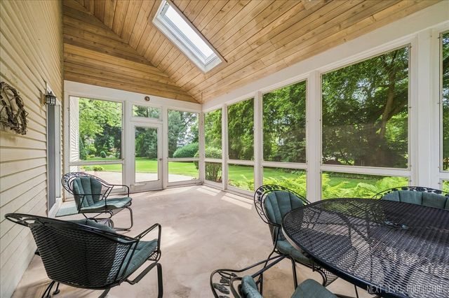 501 Pin Oak Court, St. Charles, IL 60174